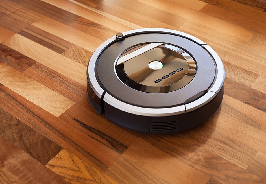 Ein flacher Saugroboter glänzt in futuristischem Design.