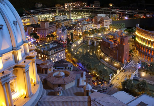 Im neuesten Anlagenteil wurde Italien nachgebaut. Hier der Blick über den Petersdom hinaus auf Rom bei Nacht. <br> &copy; Miniatur Wunderland Hamburg GmbH