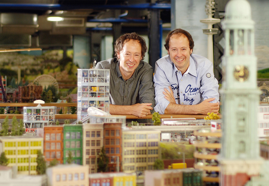Die Zwillinge Gerrit (links) und Frederik Braun in ihrem Miniatur Wunderland.