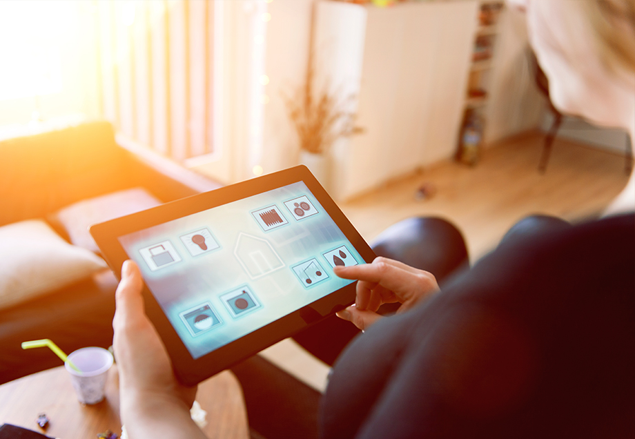 Das Smart Home lässt sich von überall per Smartphone oder Tablet bedienen.