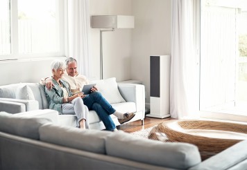 DIY-Smart-Home: ein Paar steuert die Wohnung von der Couch aus