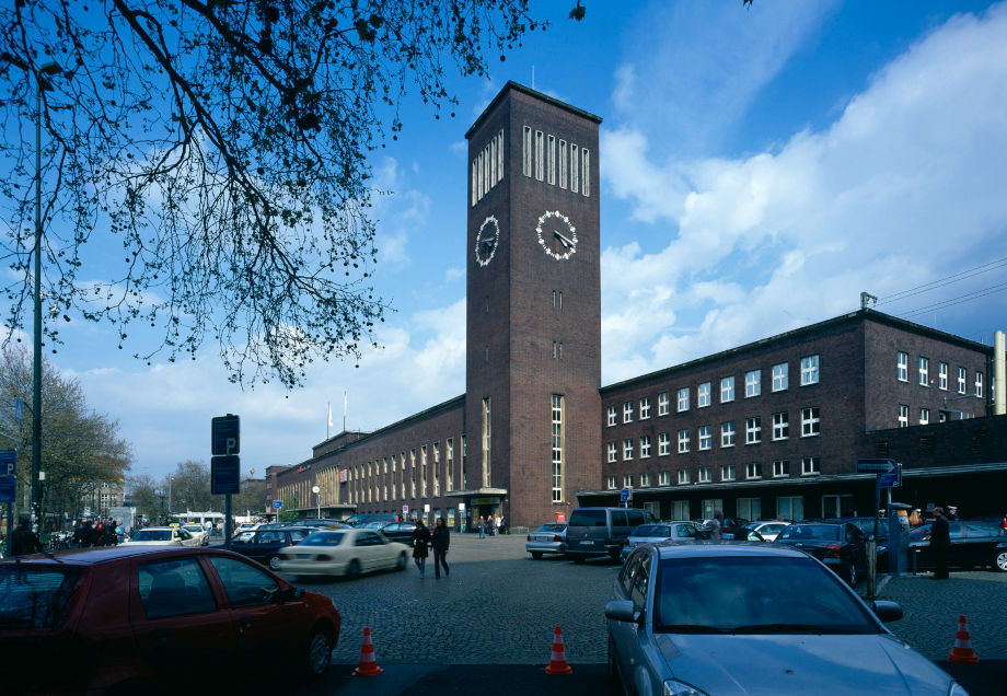 Düsseldorf Hauptbahnhof: Blick auf das Bahnhofsgebäude mit Turm