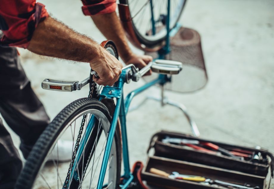 E-Bikes: Mann repariert Fahrrad