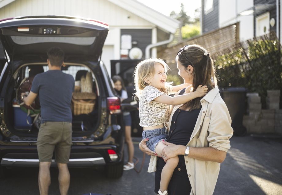 Eine Familie packt ihr Elektroauto für einen bevorstehenden Ausflug.