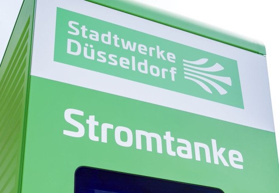 Eine Ladestation der Stadtwerke Düsseldorf inklusive Touchscreen zur Bedienung.