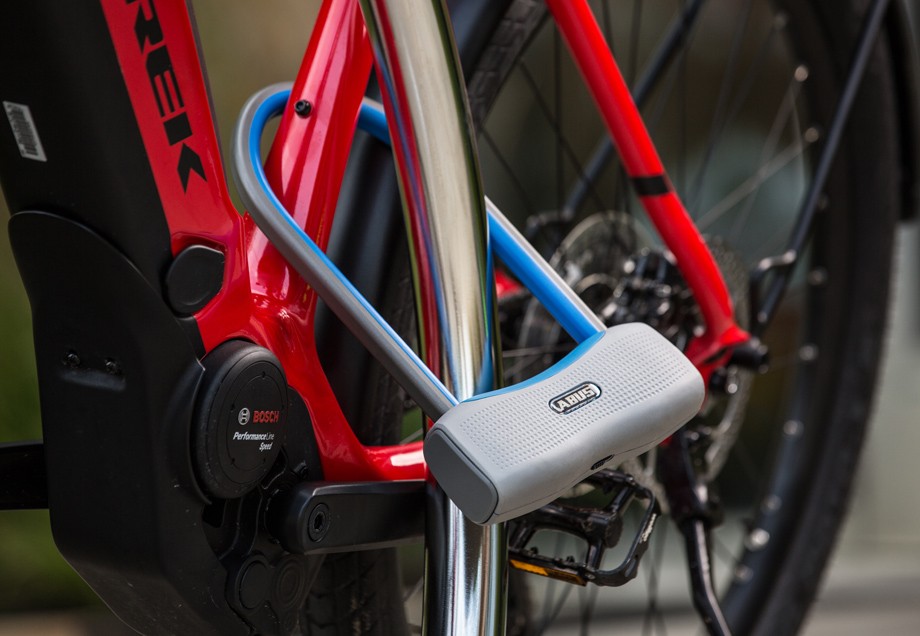 Fahrrad-Gadget: Das ABUS Bügelschloss 770A Smart X in vollem Einsatz.