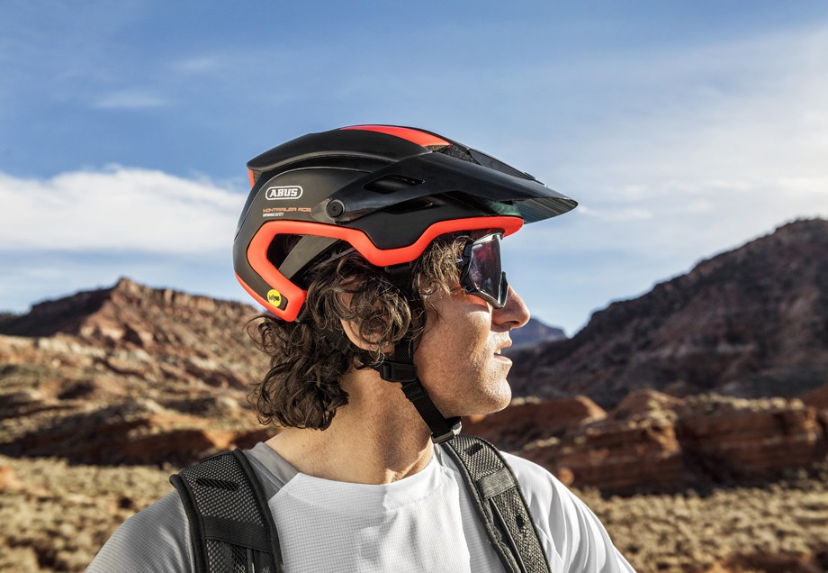 Fahrrad-Gadget: Ein Fahrradfahrer trägt den smarten und sturzsicheren ABUS MonTrailer QUIN Fahrradhelm.
