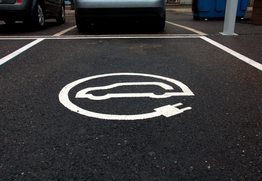 Symbol für Ladestation für E-Autos auf dem Boden einer Tiefgarage