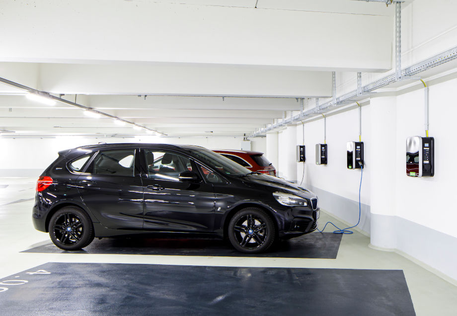 Eine Tiefgarage mit elektrischen Ladestationen