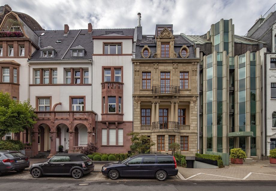 Eine Straße in Düsseldorf-Oberkassel mit Wohnhäusern und parkenden Autos.