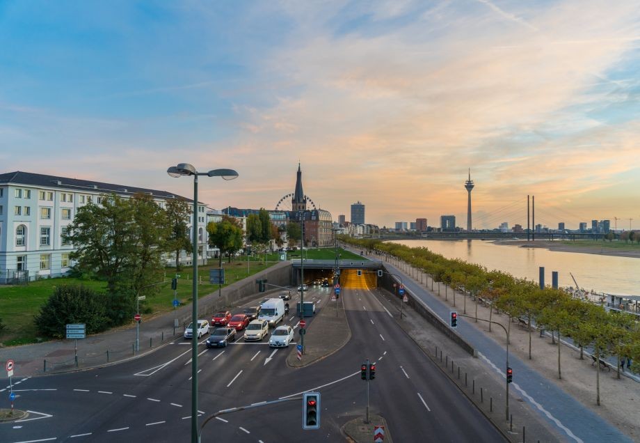 Düsseldorfer Rheinufertunnel bei Sonnenuntergang.