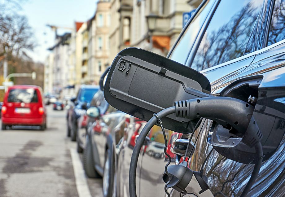 Ein geparktes E-Auto wird geladen. © Tomekbudujedomek / Moment via Getty Images 