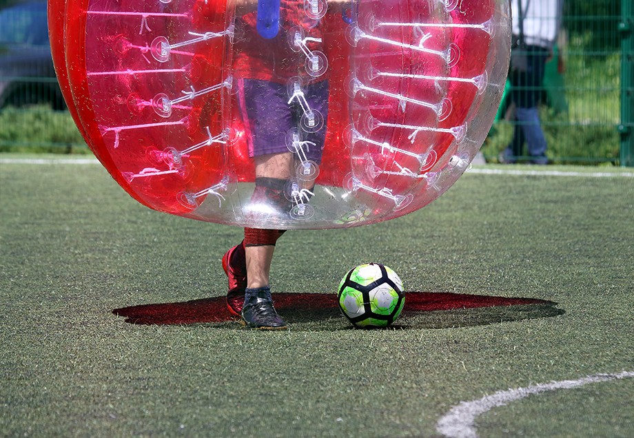 Nahaufnahme der Füße eines Bubble-Soccer-Spielers.