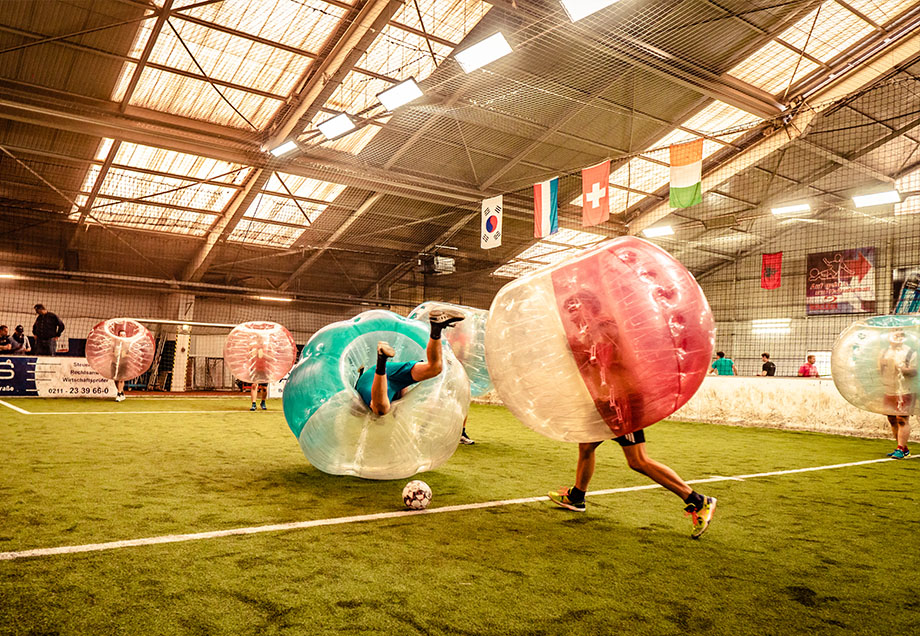 Bubble-Soccer-Spieler in Aktion auf einem Kunstrasenplatz