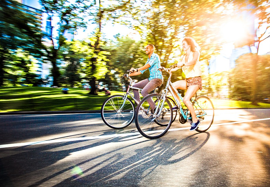 Ein Mann und eine Frau erkunden Düsseldorf mit dem Fahrrad. 