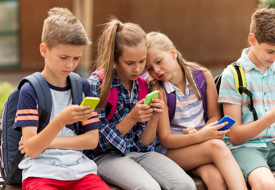 Kinder schauen auf ihre Handys