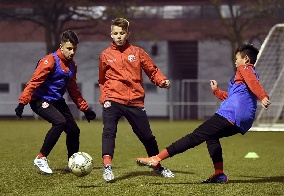 Drei Jugendspieler der Fortuna beim Trainingsspiel