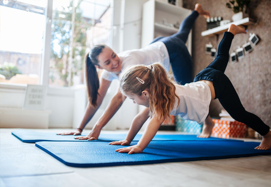 Mutter und Tochter machen gemeinsam Sport zuhause. Heute: Yoga