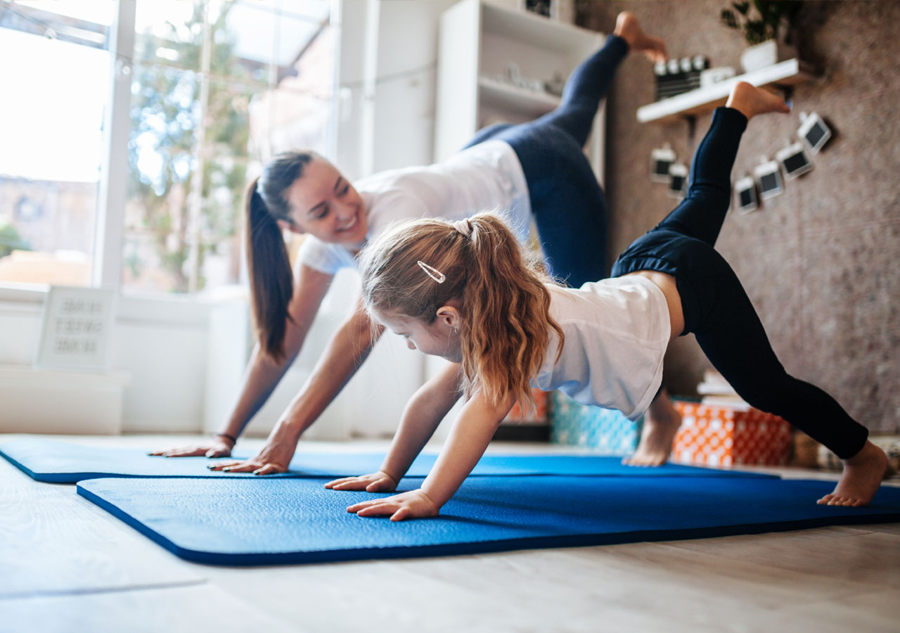 Mutter und Tochter machen gemeinsam Sport zuhause. Heute: Yoga