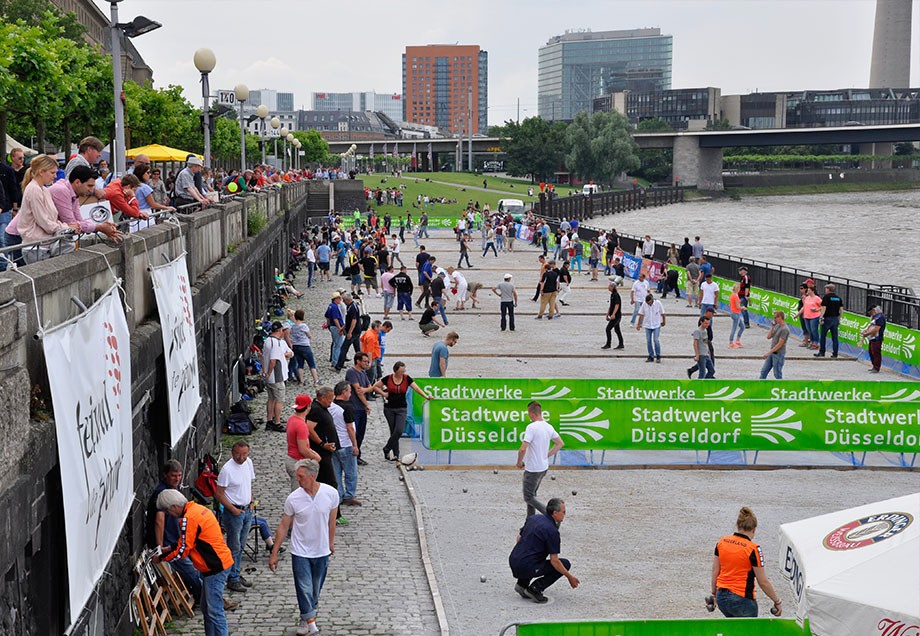 Allein in diesem Sommer trafen sich über 1.000 Spieler am Düsseldorfer Rheinufer zum 20. Festival de Pétanque. (c) Klaus Neelen, Düsseldorf sur place e.V.