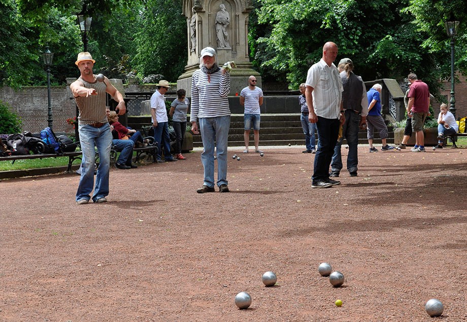 Auf vielen Plätzen in der Stadt finden sich Gruppen jedes Alter, die eines vereint: der Boule-Sport. (c) Kevin Johnson, Düsseldorf sur place e.V. 