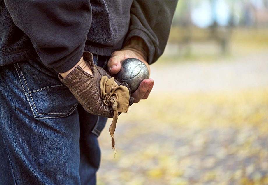 Die Boule-Kugeln sind echtes Handwerkszeug und Zeitzeugen etlicher Partien.