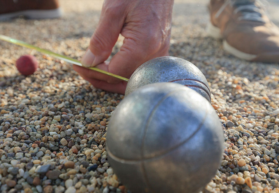 Beim Boule-Spiel gehört nicht nur ein Schweinchen dazu, sondern auch ein Zentimetermaß.