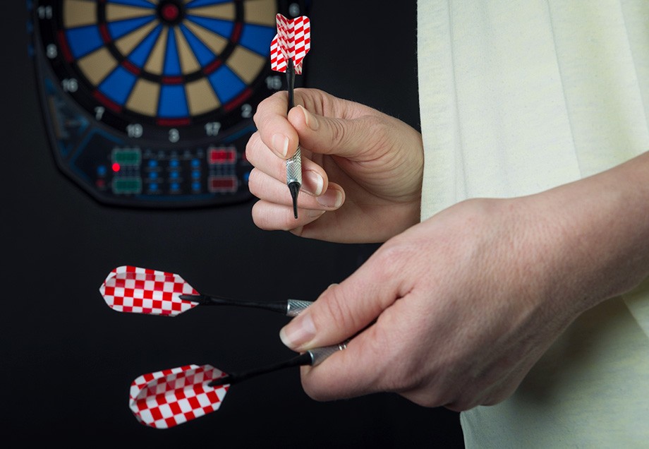 Drei Pfeile und ein Board. Mehr ist nicht nötig, um mit Darts loszulegen