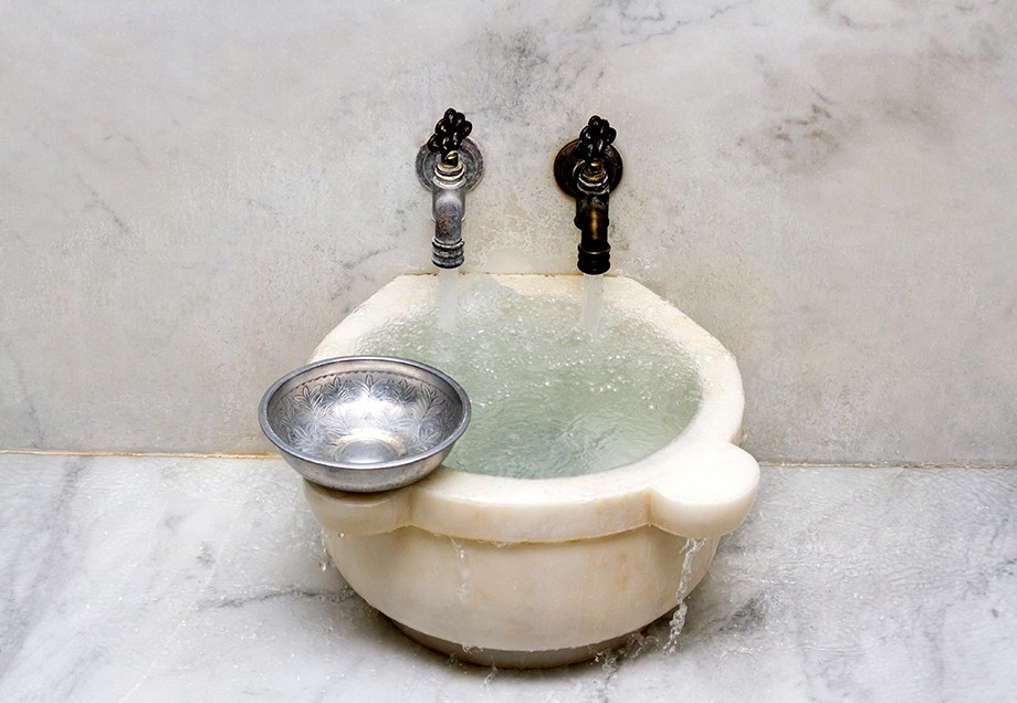 Kurna nennt sich das Wasserbecken im Schwitzraum, welches warmes Wasser für regelmäßige Güsse während der Anwendungen im Hamam spendet. 