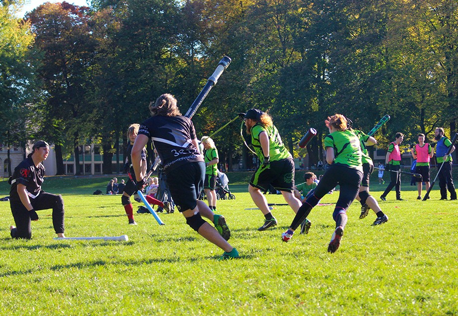 Team Grün kämpft während eines Jugger-Spiels gegen Team Schwarz.