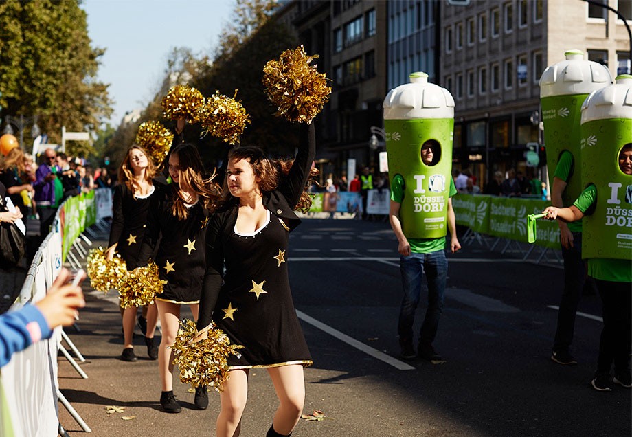 Sie jubeln, sie tanzen und spornen das Publikum richtig an. Die Aquila Dancer stehen zum zweiten Mal beim Stadtwerke Düsseldorf Halbmarathon auf der Kö im Rampenlicht und heizen das Publikum so richtig an.
