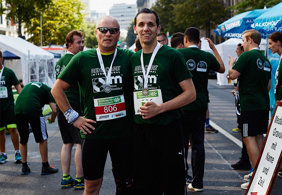 Am Tag des Stadtwerke Düsseldorf Halbmarathons auf der Kö bilden Adrian Lange und Ingo Jensen für 1,1 km ein Team. Kurz darauf startet Adrian in die nächste Herausforderung: den Halbmarathon