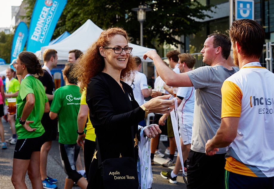 Silke Hester sieht es als Aufgabe ihres Cheerleader-Teams, sowohl die Zuschauer als auch die Läufer zu motivieren. Freudestrahlend überreicht sie die Medaillen an die erschöpften Teilnehmer und unterstützt im nächsten Moment ihre Mädels bei ihrem Auftritt.
