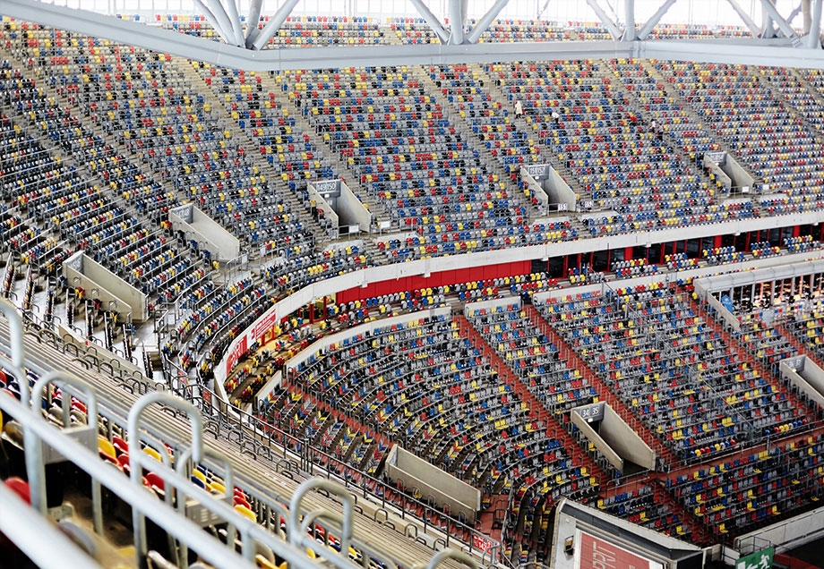 Die bunten Sitze der ESPRIT arena sind auch leer ein Hingucker.