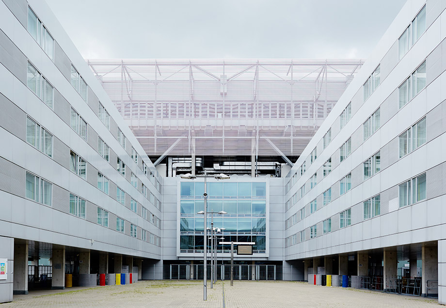 Bauhaus-Stil lässt grüßen: der Eingang der ESPRIT arena.