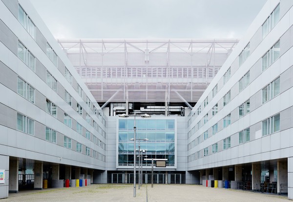 Bauhaus-Stil lässt grüßen: der Eingang der ESPRIT arena.
