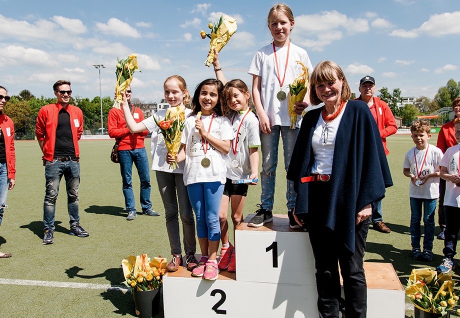 Radsport-Mama und Bürgermeisterin Klaudia Zepuntke übernahm selbst die Ehrung der überglücklichen Sieger/-innen. In der Jahrgangsgruppe 2007/08 fuhren gleich drei Mädchen auf den 2. Platz.