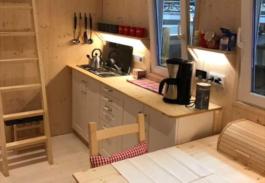 Auf den ersten Blick scheint es eine normale Küche zu sein. Ist es auch – denn in einem Tiny House müssen sich die Bewohner nur beim Platz einschränken. Ansonsten ist das kleine Haus auf Rädern ein ganz normales. (c) Diekmann