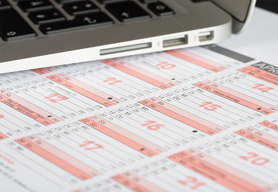Laptop steht auf einem Jahreskalender zur Übersicht der Frist für Betriebskostenabrechnung.