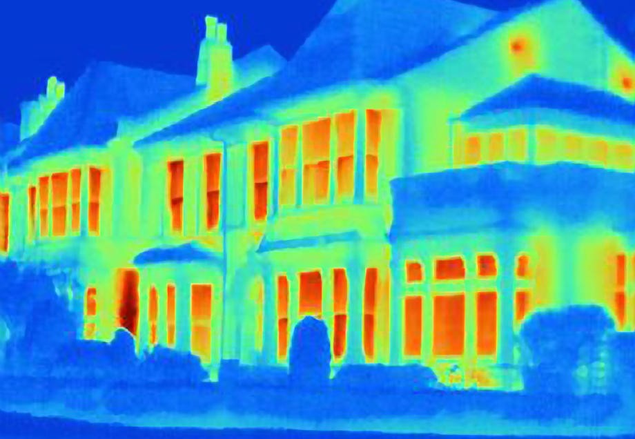 : Eine Wärmebildkamera zeigt die unterschiedlichen Temperaturen an der Außenfassade eines Hauses.