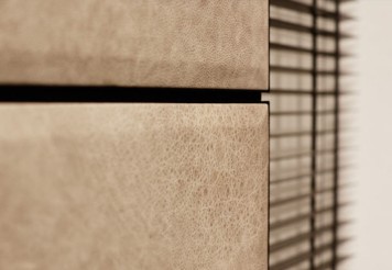 Sehen, fühlen, riechen: Die markante Marmorierung des Leders in der Ecke ist ein bewusst eingesetztes Stilelement.