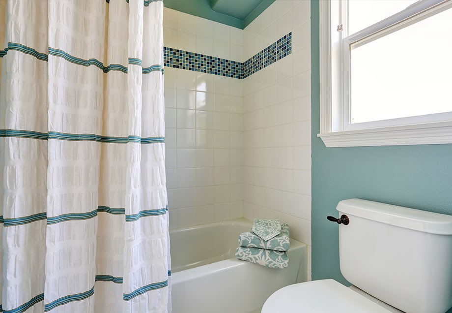 Aus der Not eine Tugend machen – manchmal können Dusche und Badewanne auch friedlich nebeneinander existieren. Besonders schön, wenn dann der Duschvorhang passend auf die Farbenwelt des Badezimmers abgestimmt ist. 