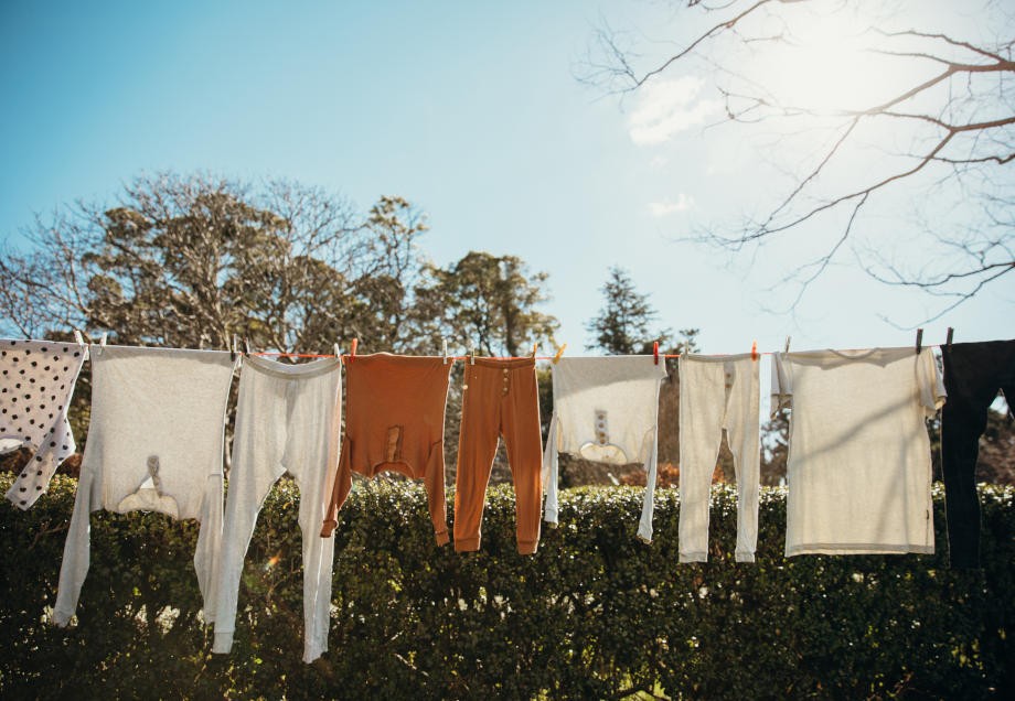 Unnötige Elektrogeräte: Frisch gewaschene Wäsche hängt zum Trocknen auf einer Wäscheleine im Garten. 