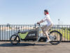 Eine Frau fährt mit dem E-Lastenrad durch Düsseldorf